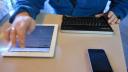 persoon die ipad gebruikt